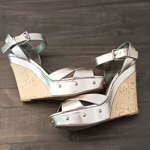 Simply Vera Wang silver cork wedge shoe size 9